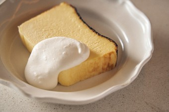 じっくり火入れしたさつまいもの甘さをプラス。『バスクチーズケーキ／シャンティ／ブランデー』