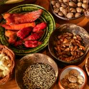 南米料理に欠かせないアヒ＝唐辛子、とうもろこし、じゃが芋などは数100種類あり、その中から厳選したものを現地から入手。野菜はシェフの地元である愛知県産の素材を使用します。