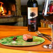 6名から貸切ができ、少人数でもプライベート空間として利用できます。コの字型に設えられたカウンターは顔を合わせながら会食できるのが魅力。薪火で焼き上げるステーキは、臨場感があり海外ゲストにも喜ばれます。