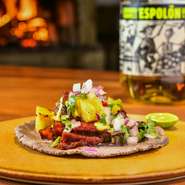 夫婦の記念日や大人のデートにふさわしい空間と美味を体感できる場所。非日常へといざなう特別なコースは、中南米料理・イタリア料理のオルタナティブなおいしさに満ち溢れています。