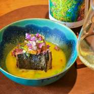 ライムやレモンなどの柑橘とアヒと呼ばれる生の唐辛子でマリネするペルーを代表する料理です。この日は薪で焼き上げた鰹と蜜柑、サボテンを使った一品。油を使わないためヘルシーに味わえるのも魅力。