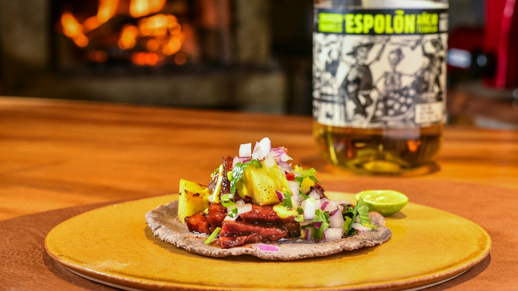 一から手づくりこだわり、薪火で焼き上げる本場メキシコの『タコス』