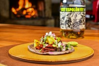 一から手づくりこだわり、薪火で焼き上げる本場メキシコの『タコス』