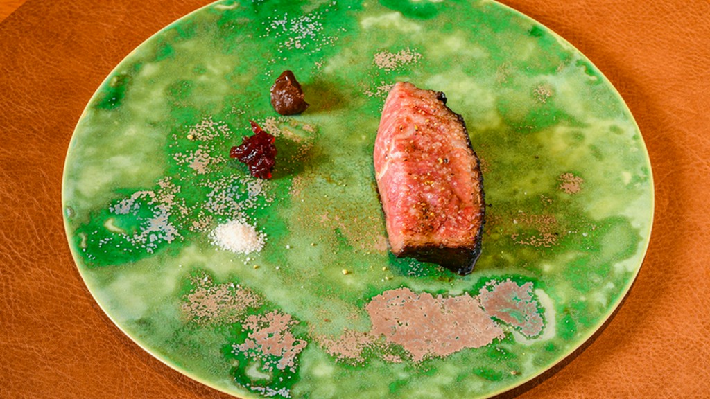 「原始的な火入れ」で焼き上げる国内でも珍しい薪火の『ステーキ』