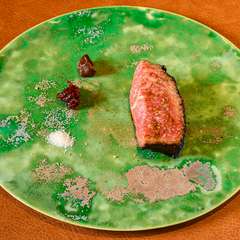 「原始的な火入れ」で焼き上げる国内でも珍しい薪火の『ステーキ』