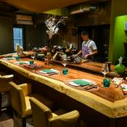 「日本にいながら海外旅行を楽しんで欲しい」という思いを軸に、一口で現地の風を感じられる料理づくりに邁進。特別な日に南米料理を食べたいと訪れる方の期待に応え、現地の雰囲気が伝わることを大切にしています。