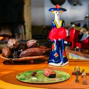 愛知県は瀬戸・常滑など焼きものも盛んなエリアです。店内で使用するすべての器は陶芸作家へオーダーメイド。店内で実食してもらいながら、料理のイメージと器との差異が生じないように配慮しています。