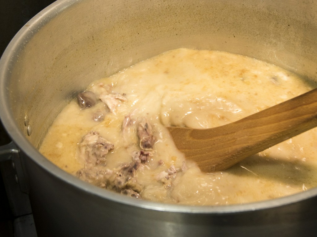 コクと深い旨みを生み出す、国産げんこつと広島県産煮干し