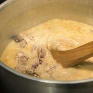国産ゲンコツと鶏ガラを合わせ2日間掛けて完成するのがこだわりの白濁スープです。和風だしの要となる煮干しは広島県産を使用。日によって味にブレが生じないように、丁寧に仕上げているそうです。