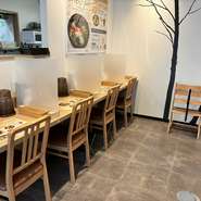 カウンター席は店内で7席（テーブル席もございます）札幌の本店をイメージしすべての世代から親しまれるようなデザインになっています。お一人様はもちろん、ご友人同士、ご家族とでも気軽に足を運べる料理店です。