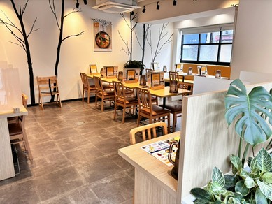 テーブル席でゆっくりと食事いただけます。