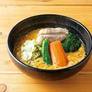 適度の脂身が入ったバラ肉を、醤油、みりん、酒でじっくりと煮込んだ一品です。柔らかい豚肉は、スープにしっかりと絡みおいしさがさらにアップ。
豚角煮、じゃが芋、人参、ピーマン、キャベツ、ウズラ