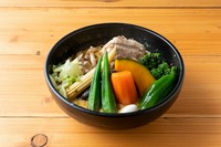 豚角煮、じゃが芋、人参、ピーマン、キャベツ、ウズラ、ナス、シメジ、蓮根、オクラ、ブロッコリー、ヤングコーン、カボチャ