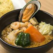 マンスリーの限定メニューから、グランドメニューに昇格された大好評の逸品です。バターで香ばしく焼いた海の幸の旨みがスープへ溶け込むことで、マイルドな味わいになっています。