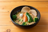 納豆、鶏挽肉、長芋、人参、ピーマン、キャベツ、ウズラ、オクラ、ブロッコリー