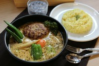 歴代マンスリーカリー人気ナンバーワンの「ハンバーグカリー」。
料理長が心を込めて作る、肉汁たっぷりの手ごねハンバーグ、ぜひ、ご賞味ください！