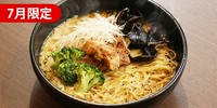 待望の「ラーメン」がついに登場！スープとしっかり絡む麺と一緒に、人気トッピングのブロッコリーなど具材もしっかり楽しめます！麺が無くなったら残ったスープとライスでいつものカリーも味わえるダブルの旨さ。
