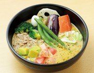 シャキッとみずみずしいアスパラとほくっと甘い春筍。
筍のやさしい甘みが、まろやかなスープと溶け合い、ひと口ごとに春を感じる一皿に仕上がりました。さらに、外はカリッと中はジューシーな揚げチキンで大満足！