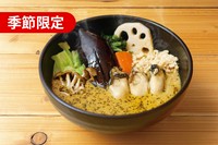 広島県産の牡蠣がスープに入れば、旨味がさらにアップ!レンコン・茄子・ほうれん草・しめじ・挽肉と具だくさんの一杯になっております。