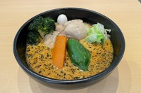 柔らかく煮込んだ鶏もも肉が入ったカリー。