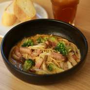 ご要望にお応えして【麺】登場！
辛さをお選びいただけます。＋バゲット＋お好きなソフトドリンクがもれなく付いてくる、時間限定のお得なセットです！