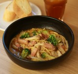 ご要望にお応えして【麺】登場！
辛さをお選びいただけます。＋バゲット＋お好きなソフトドリンクがもれなく付いてくる、時間限定のお得なセットです！