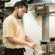 料理の世界へ入ってからは日が浅いものの、笑顔やゲストから掛けられる感想にやりがいを感じているそう。何度足を運んでも「おいしい」と思える料理をつくり続けていくことを念頭に、日々厨房に立っています。