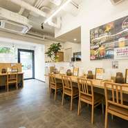 道外には進出しなかった【スープカリーキング】のおいしさを広島で食べられる専門店です。店内は、カウンター席のみなので小グループやカップルで和気あいあいと食事を楽しめます。