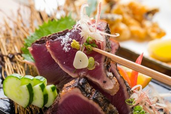 名物！カツオの塩たたき　1人前1580円（税込）～