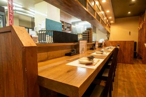 1F：カウンター席