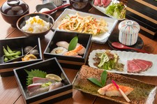 高知の食材を使用し新鮮な素材本来の旨みをご堪能いただけるような料理をご用意しております。