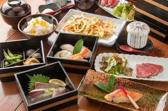 高知の食材を贅沢に使用した全12品が含まれるコース。宴会や接待などのおもてなしにおすすめのコースです