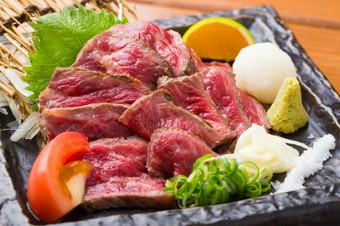 土佐赤牛の特徴は赤身の美味しさ。濃厚な旨味と甘みがあり、きめ細やかな肉質でとても美味しく頂けます。