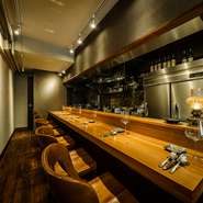 6席のカウンターテーブルは、一人で訪れるお客さまも多く、シェフとの距離感も気兼ねなく過ごしやすい。「専門的なサービスではなく、心からの接客なのでサービス料はいただきません」と、奥さまの山口真衣さん。