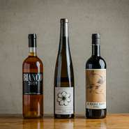 山口さんの“引き算の料理”と相性を考えた結果、アルザスやブルゴーニュなど土壌が反映されたワインや、リースリングなど単一品種のワインが多めの品揃えに。ペアリング（5杯8,000円、3杯5,000円）もあり。

