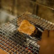 アマニ成分を配合した、10年連続特A受賞のブランド米「七城米」を与えて育つ「菊池源吾牛」を使用。生産者の増田さんは、牛の排出物を堆肥化し、その肥料を使用した稲やお米を牛に食べさせる循環型畜産農業を実施。