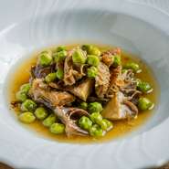 3時間半かけて煮込んだトリッパと野菜のスープを、鶏のブロードと合わせてオーブンで煮詰め、コクをプラス。時間差でギアラを投入して旨みを重ね、別茹でしたプチプチのグリーンピースを合わせることで春仕様に。