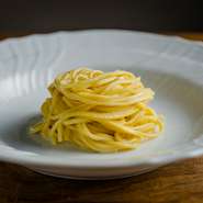 オープン直前に使う分だけを伸ばす日替わりの手打ちパスタ。この日はイタリアの小麦粉と卵黄だけで打った、歯切れの良さが特徴のタヤリン。パスタを味わうため、ソースは鶏のブロードと茹で汁、バター、チーズのみ。