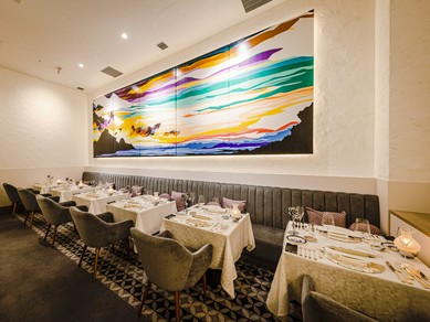 シチリアの海が描かれた絵画が彩る、優雅な空間