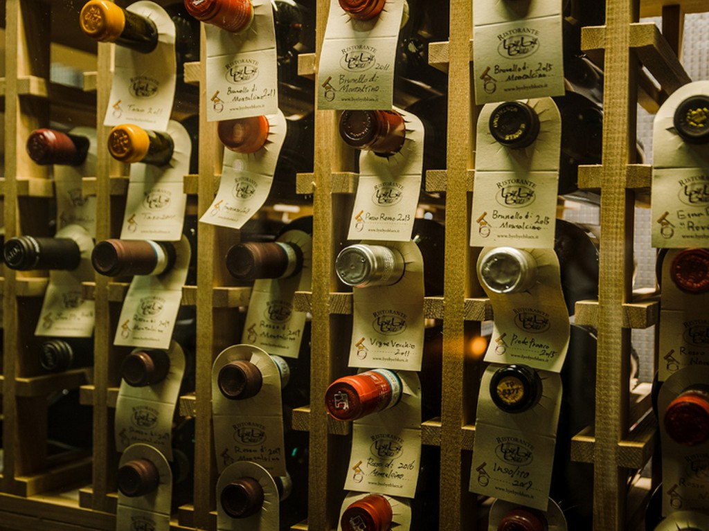 料理にやさしく寄り添うナチュラルワインを用意