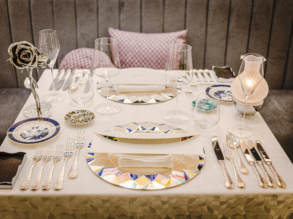 高級感のあるカトラリーや器で艶やかな時間を演出