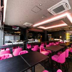 桜色に心惹かれて。スタイリッシュな店内で楽しみ、寛ぐひととき