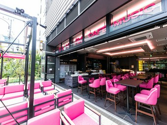 見た目も華やかな料理の数々を、気分の上がる鮮やかな席で楽しむ