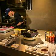 その空間にいるだけで会話が弾むような、スタイリッシュでお洒落な雰囲気の店内。楽しめる演出が用意されており自然と笑顔になれるはず。心に残る、二人の素敵なひとときを過ごせます。