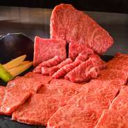 宮崎の尾崎宗春氏が育てる尾崎牛は上質な霜降り肉が特徴で、その希少性から世界のグルメ人が熱望しています。この和牛を味わえるのもこの店だからこそ。肩ロース・まくら・ザブトンなどその日のオススメを楽しんで。