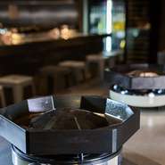 航空宇宙関連機器製造のノウハウを駆使して開発された『ワギュジスカン』専用の鍋。独自の熱伝導技術により、食材のポテンシャルを存分に引き出します。鍋が適温になるまで30分ほどかかるため、ぜひ事前のご予約を。