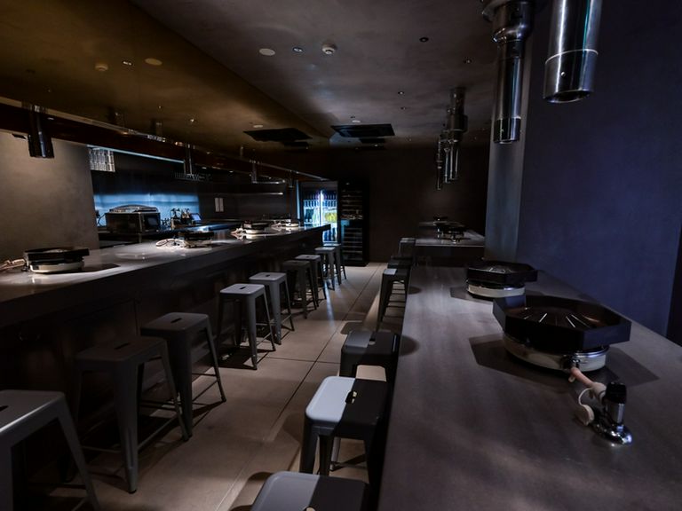 クール&スタイリッシュな空間で新感覚の焼肉を味わう