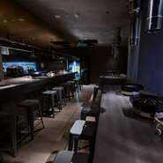 オープンキッチンの活気ある店内は【WAGYUMAFIA】のデザインチームがプロデュース。大音量のBGMとラグジュアリーな雰囲気に包まれて非日常気分を味わえそう。『ワギュジスカン』を味わい、楽しく盛り上がれます。