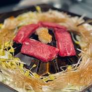 特注ジンギスカン鍋で楽しむコースは、野菜や〆も絶品です。肉の旨みを吸った野菜や牛骨スープでつくるちゃんぽんの予想以上のおいしさに驚くはず。黄・赤・黒の3つのワギュスコで味変を楽しむのもオススメです。