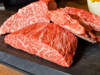 日本三大和牛のような生産地ではなく、牛を育てた個人の名前を冠した「尾崎牛」。ストレスのない環境で長期飼育される和牛は、きめ細やかな肉質とあっさりとした脂が特徴。まさに感動的な味わいです。